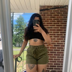 FOREVER 21 ARMY GREEN CARGO SHORT